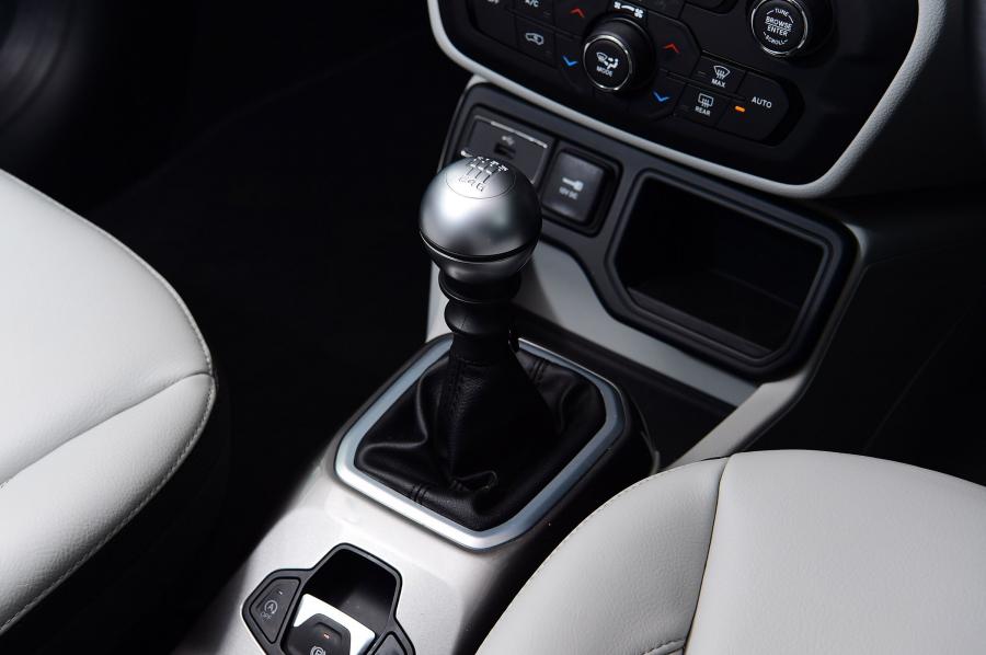 Детали интерьера Jeep Renegade Limited (BU) 2018 года  (UK) (фото 7 из 41)
